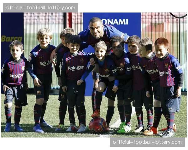 “西甲传奇队”与“意甲传奇队”在诺坎普举行慈善赛,为儿童医院募捐 “西甲传奇队”与“意甲传奇队”在诺坎普举行慈善赛,为儿童医院募捐